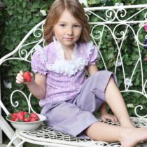 Блузка трикотажная с цветами и прошвой