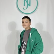 Зеленый куртка с капюшоном