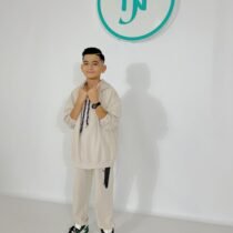 Бежевая толстовка с капюшоном