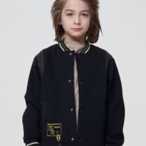 Куртка-бомбер из футера с декорами